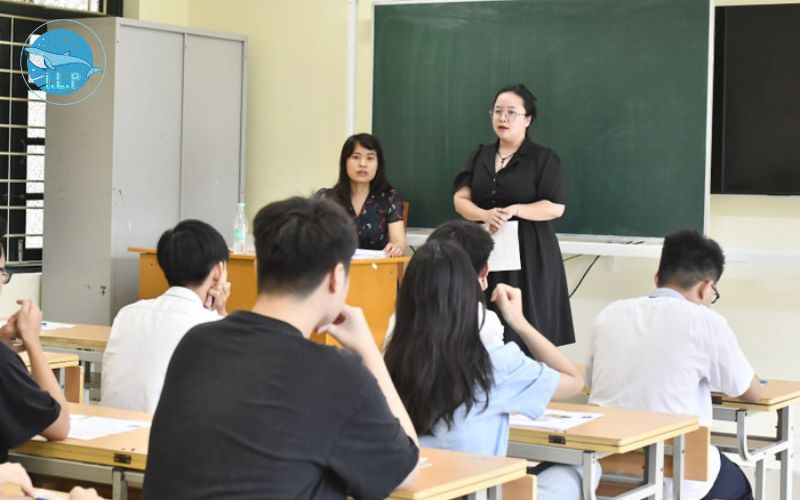 Thí sinh lắng nghe quy chế thi
